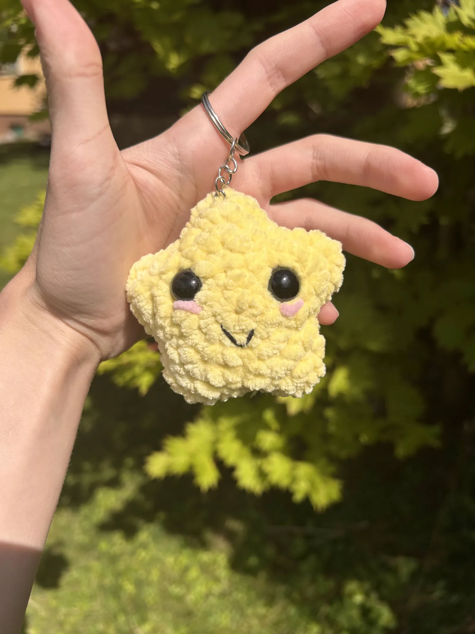 Žlutá háčkovaná klíčenka ve tvaru hvězdy